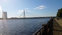 Riga, Vanšu-Brücke, im Hintergrund die Swedbank Zentrale