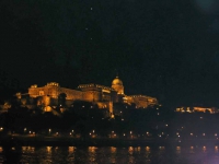 Burgberg mit Burgpalast und Nationalgalerie bei Nacht