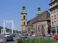 Die Innerstädtische Pfarrkirche neben der Elisabethbrücke