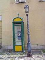 Telefonzelle und Straßenlaterne im Burgviertel