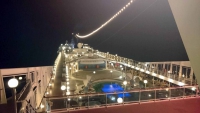 MSC Poesia, auf See, an Deck bei Nacht