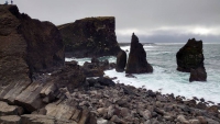 Island, Hafnir, Vogelklippen an der Nordatlantikküste