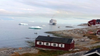 Grönland, Ilulissat, Gebäude und die MSC Orchestra