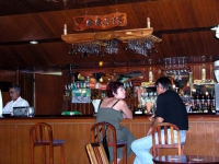 An der Bar des Hotels Sierra Maestra in Bayamo