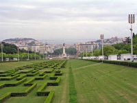 Blick über den Parque Eduardo VII und Lissabon in Richtung Tejo