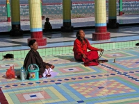 Sagaing, Andacht in der Sun-U-Ponnya-Shin-Pagode