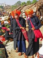 Pa-O Frauen in typischer Tracht auf dem Markt in Taung To