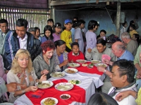 Monywa, gemeinsames Essen auf einer Hochzeitsfeier