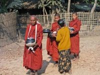 Vesali, Mönche beim Essen sammeln