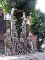 Kolberg (Kołobrzeg), Denkmal neben dem Dom (Der Akt von Gnesen)