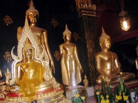 Buddhastatuen im Wat Phra Sri Maha Dhat in Phitsanulok