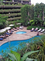 Swimmingpool des Tawana Ramada Hotels in Bangkok