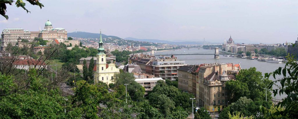 Panoramablick vom Gellértberg auf Burgpalast, Tabán Kirche, Kettenbrücke, Donau und Parlament