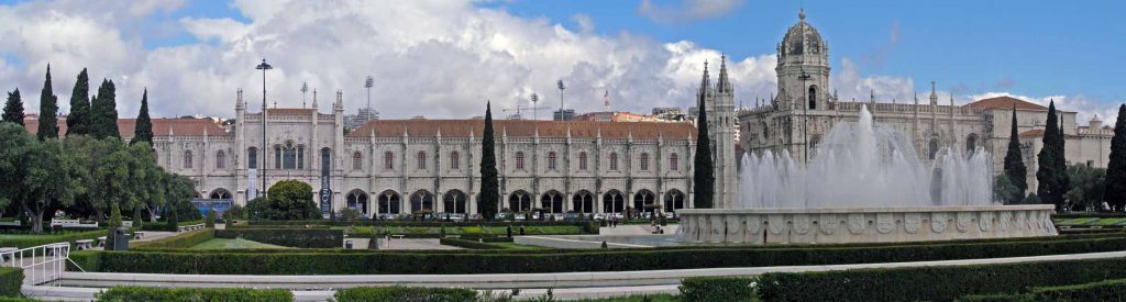 Blick auf den Praca do Império in Belém mit der Klosterkirche Santa Maria und dem archäoligischen Nationalmuseum