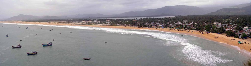 Panoramablick auf einen Strand kurz hinter Qui Nho'n